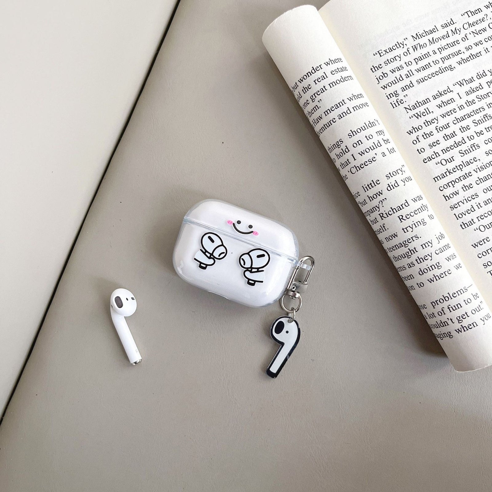 Cartoon Smiley Cuddling AirPods Case