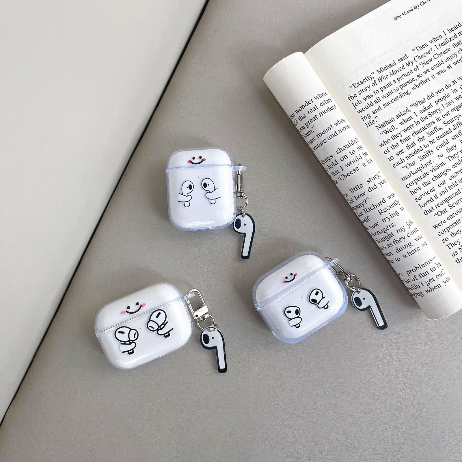 Cartoon Smiley Cuddling AirPods Case